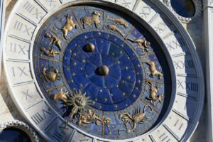 Horloge zodiacale dorée illustrant les douze signes astrologiques, horoscope de l’été 2026